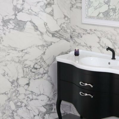 Piastrelle per rivestimento bagno effetto marmo Arabescato White 120 x 119,6 cm. - immagine 2