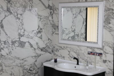 Piastrelle per rivestimento bagno effetto marmo Arabescato White 120 x 119,6 cm. - immagine 9